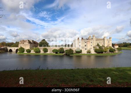 Ciels d'automne au-dessus du château de Leeds, Maidstone, Kent, Angleterre Banque D'Images