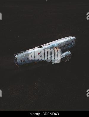 Vue aérienne d'une épave d'un avion DC-3 altérée reposant sur le sable noir et dur de Sólheimasandur, une scène d'une beauté envoûtante, épave de l'avion Solheimasandur, Mýrdalshreppur, Islande. Banque D'Images