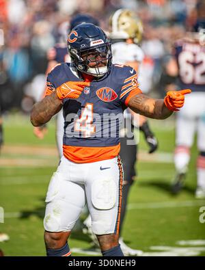 Chicago, il, États-Unis. 19 octobre 2025. Chicago Bears D'Andre Swift (4) célèbre pendant le match contre les Saints de la Nouvelle-Orléans à Chicago, il. Mike Wulf/CSM/Alamy Live News Banque D'Images