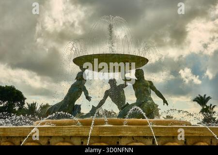 La sculpture de la fontaine des Tritons de bronze avec jets d'eau et trois figures dans le cadre du parc de la Valette Banque D'Images