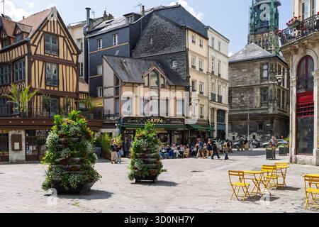 Rouen, France - 15 juin 2025 : paysage urbain avec place principale de Rouen en Normandie en France Banque D'Images