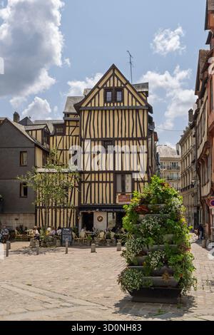 Rouen, France - 15 juin 2025 : paysage urbain avec place principale de Rouen en Normandie en France Banque D'Images