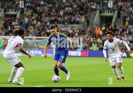 Wroclaw, Pologne - 5 septembre 2025 : Oleksii Hutsuliak, ukrainien (#9), attaque lors du match de qualification de la Coupe du monde de la FIFA 2026 Ukraine contre France au Tarczynski Arena à Wroclaw, en Pologne Banque D'Images