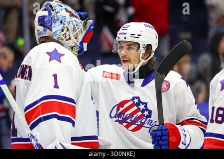 Rochester, New York, États-Unis. 22 octobre 2025. Le défenseur américain de Rochester Ryan Johnson (23 ans) célèbre une victoire dans un match contre le Crunch de Syracuse. Les Américains de Rochester ont accueilli le Syracuse Crunch dans un match de la Ligue américaine de hockey au Blue Cross Arena de Rochester, New York. (Jonathan Tenca/CSM). Crédit : csm/Alamy Live News Banque D'Images