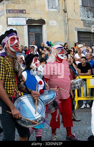 IItalie, Sardaigne, Nuoro, Fonni - 2 août 2025 - Identitades. 13ème Festival folklorique International avec un défilé de folklore sarde et international Banque D'Images