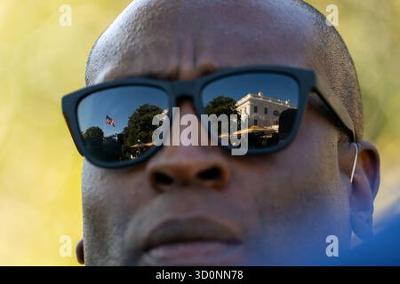 Washington, DC, États-Unis. 21 octobre 2025. La Maison Blanche et le drapeau américain sont reflétés dans des lunettes de soleil officers de sécurité lors d'un déjeuner avec des sénateurs républicains dans la roseraie de la Maison Blanche à Washington, DC, US, mardi 21 octobre, 2025. un conseiller économique de premier plan du président Donald Trump a suggéré que « measures plus fort pourrait être à l’horizon si le gouvernement se ferme, qui en est à son vingtième jour, doesnt se termine cette semaine. Crédit : Allison Robbert/Pool via CNP/dpa/Alamy Live News Banque D'Images