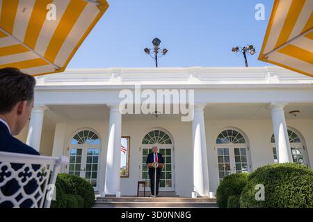 Washington, DC, États-Unis. 21 octobre 2025. Le président des États-Unis Donald J Trump parle lors d’un déjeuner avec des sénateurs républicains dans la roseraie de la Maison Blanche à Washington, DC, États-Unis, mardi 21 octobre, 2025. un conseiller économique de premier plan du président Donald Trump a suggéré que « measures plus fort pourrait être à l’horizon si le gouvernement se ferme, qui en est à son vingtième jour, doesnt se termine cette semaine. Crédit : Allison Robbert/Pool via CNP/dpa/Alamy Live News Banque D'Images