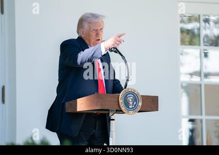 Washington, DC, États-Unis. 21 octobre 2025. Le président des États-Unis Donald J Trump parle lors d’un déjeuner avec des sénateurs républicains dans la roseraie de la Maison Blanche à Washington, DC, États-Unis, mardi 21 octobre, 2025. un conseiller économique de premier plan du président Donald Trump a suggéré que « measures plus fort pourrait être à l’horizon si le gouvernement se ferme, qui en est à son vingtième jour, doesnt se termine cette semaine. Crédit : Allison Robbert/Pool via CNP/dpa/Alamy Live News Banque D'Images
