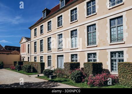 Paris, France - 1er octobre 2023 : sièges sociaux de Kering et Balenciaga, situés dans l'ancien Hôpital Laennec dans le 7ème arrondissement de Paris. Banque D'Images