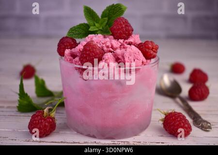 Sorbet d'été à la framboise avec framboises fraîches, image de mise au point sélective Banque D'Images
