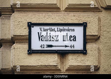 Budapest, Hongrie - 10 août 2024 : un panneau de rue typique dans le centre de Budapest Banque D'Images