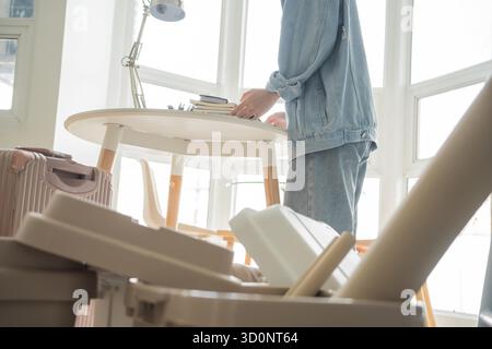 Étudiante femme asiatique organiser la chambre déballage dans la chambre de dortoir étudiant collégial se déplaçant vers le nouveau dortoir universitaire ou se préparant à déménager Banque D'Images