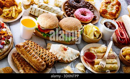 Aliments augmentant le risque de cancer. Malbouffe. Banque D'Images