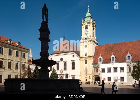 Bratislava, Slovaquie. 2 octobre 2023 Hlavne Namestie, la place principale avec l'église du Saint Sauveur ou l'église jésuite vieille ville, Bratislava, Slovaquie Banque D'Images