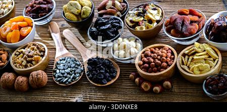 Composition avec une variété de fruits secs et de noix assorties. Spécialités. Banque D'Images