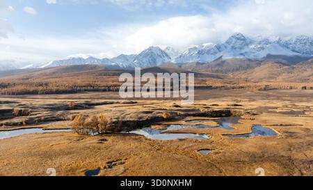 Matin d'automne au lac de l'Altaï Dzhangyskol, sur le plateau montagneux d'Eshtykel. Les montagnes blanches comme la neige se reflètent dans l'eau. C'est l'Altaï, en Sibérie, en Russie. Vue panoramique. Banque D'Images