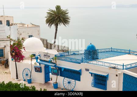 17 mai 2024. Sidi Bou Said, Tunisie. Café des délices ou Café Sidi Chabaane le café le plus célèbre de Sidi Bou Said, l'un des meilleurs endroits pour boire un café avec une vue imprenable sur le port et la Méditerranée, la Tunisie Banque D'Images