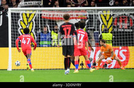 VITINHA (PSG/ No. 17) marque le but pour le faire 2-7. Le gardien Mark Flekken (Bayer Leverkusen) (droite) action, duels, Champions League, Matchday 3, Bayer 04 Leverkusen - Paris dispose Germain 2-7 le 21 octobre 2025, à Leverkusen, Allemagne. #La réglementation de l'UEFA interdit toute utilisation de photographies comme séquences d'images et/ou quasi-vidéo # Banque D'Images