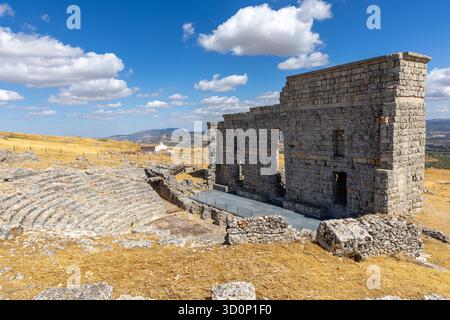Paysage photographié en été andalou. Paysage aride avec ciel bleu à côté de ruines romaines. Un vieux théâtre historique délabré dans les ruines d'Acinipo, Andalousie, Espagne Banque D'Images