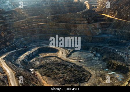 L'immense échelle d'une mine de cuivre au Chili, avec des routes qui serpentent le long de l'immense fosse à ciel ouvert jusqu'à la zone minière. Banque D'Images