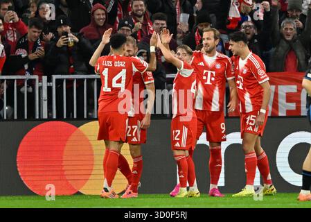 Harry Kane FC Bayern Muenchen FCB (09) Torjubel Konrad Laimer FC Bayern Muenchen FCB (27) Aleksandar Pavlovic FC Bayern Muenchen FCB (45) Luis Diaz FC Bayern Muenchen FCB (14) Aleksandar Pavlovic FC Bayern Muenchen FCB (45) FC Bayern Muenchen vs FC Bruegge, Fussball, UEFA Championnat, Michael Efober 2026/2025/22.10.2025 Banque D'Images