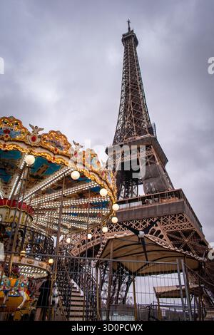 La Tour Eiffel à Paris, France, avec un carrousel lumineux au premier plan. Banque D'Images