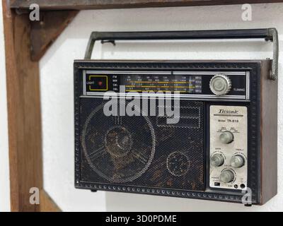 Une radio vintage à transistors TR-818 de Sony est un récepteur de bande AM à 8 transistors doté d'un grand bouton de réglage à vernier et d'une commande de tonalité variable Banque D'Images