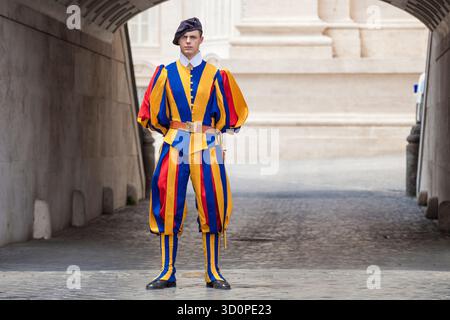 Garde suisse - membre de la garde suisse pontificale au Vatican gardant la basilique Saint-Pierre Rome Roma Lazio Italie UE Europe Banque D'Images