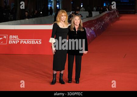 Rome, Italie. 23 octobre 2025. 23 octobre 2025 - Rosanna Arquette (à gauche) et Susan Seidelman (à droite) assistent au tapis rouge du film 'Desperately Seeking Susan'' lors du 20ème Festival du film de Rome à l'Auditorium Parco Della Musica à Rome, Italie. (Crédit image : © Pacific Press via ZUMA Press Wire) USAGE ÉDITORIAL SEULEMENT ! Non destiné à UN USAGE commercial ! Banque D'Images