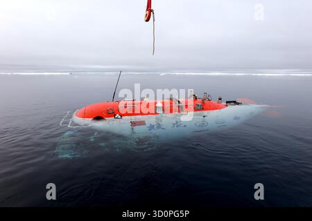 Pékin, Chine. 6 août 2025. Le submersible marin habité Jiaolong est sur le point de plonger dans l'océan Arctique, le 6 août 2025. Crédit : Liu Shiping/Xinhua/Alamy Live News Banque D'Images