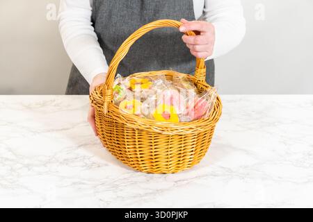 Panier cadeau de biscuits de Pâques aux couleurs pastels Banque D'Images