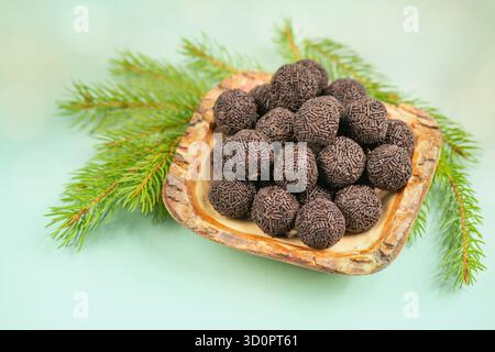 Boule de rhum avec branches de sapin, bonbons de noël allemands, gâteau de confiserie, beurre de biscuit aromatisé avec des saupoudres de chocolat et de l'alcool Banque D'Images