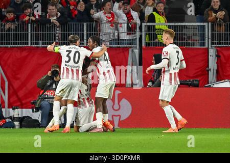 Freiburg, Deutschland. 23 octobre 2025. Christian Guenter (SC Freiburg, #30), Johan Manzambi (SC Freiburg, #44), Philipp Lienhart (SC Freiburg, #03) jueln mit Vincenzo Grifo (SC Freiburg, #32) ueber das Tor zum 2 :0 durch Vincenzo Grifo (SC Freiburg, #32) GER, SC Freiburg - FC Utrecht, Fussball, Europa League, 3. Spieltag, saison 2025/2026, 23.10.2025 Foto : Eibner-Pressefoto/Thomas Hess crédit : dpa/Alamy Live News Banque D'Images