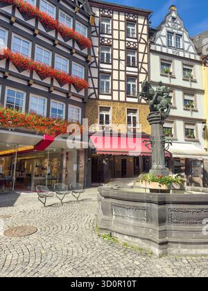 Bâtiments à colombages dans la ville touristique populaire de Cochem, en Allemagne Banque D'Images