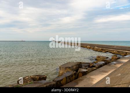 Le phare historique Ludington North Breakwater, construit en 1871, un beau matin d'automne à Ludington, Michigan, États-Unis. Banque D'Images