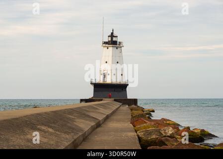 Le phare historique Ludington North Breakwater, construit en 1871, un beau matin d'automne à Ludington, Michigan, États-Unis. Banque D'Images