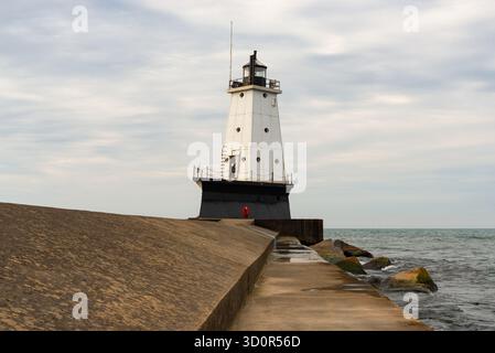 Le phare historique Ludington North Breakwater, construit en 1871, un beau matin d'automne à Ludington, Michigan, États-Unis. Banque D'Images