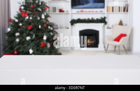 Table vide dans la chambre décorée pour Noël. Espace pour le design Banque D'Images