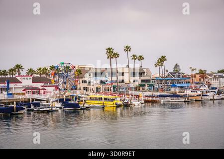 Attraction touristique populaire, Balboa Pier offre une agréable promenade le long de la plage et de l'océan, avec vue sur Newport Beach. Banque D'Images