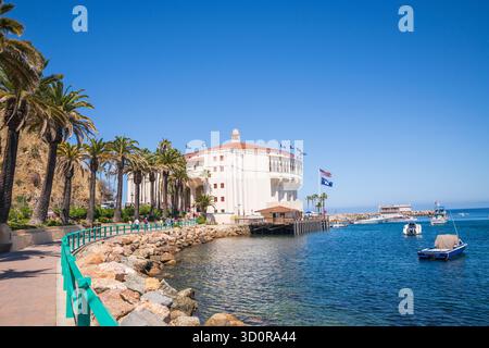 Avalon, Catalina Island, CA États-Unis - 25 avril 2019 : le Casino historique Art Déco Catalina Island est un point d'ancrage sur le port d'Avalon. Banque D'Images