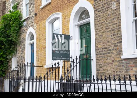Vue de la maison victorienne vendu signe à Islington Londres Angleterre N1 Grande-Bretagne KATHY DEWITT Banque D'Images