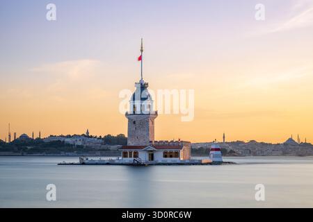 Maiden's Tower, l'un des plus anciens bâtiments d'Istanbul, au coucher du soleil photographié depuis la côte de Üsküdar. Banque D'Images