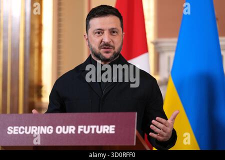 Le président ukrainien Volodymyr Zelensky s'adresse aux médias après une réunion avec la Coalition des alliés volontaires au Bureau des Affaires étrangères, du Commonwealth et du développement (FCDO) à Westminster, Londres. Le Royaume-Uni et la France ont dirigé les efforts visant à rassembler les pays désireux d'assurer la sécurité de l'Ukraine si un cessez-le-feu est conclu. Date de la photo : vendredi 24 octobre 2025. Banque D'Images