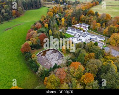 Vue aérienne aux couleurs d'automne de la Grande carte polonaise de l'Ecosse dans le parc de l'Hôtel Barony Castle, Eddleston près de Peebles. La carte c'est un lar Banque D'Images