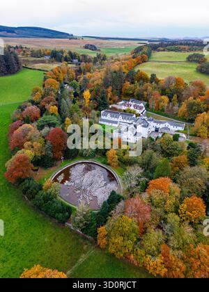 Vue aérienne aux couleurs d'automne de la Grande carte polonaise de l'Ecosse dans le parc de l'Hôtel Barony Castle, Eddleston près de Peebles. La carte c'est un lar Banque D'Images
