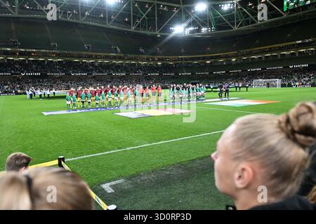 Dublin, Irlande. 24 octobre 2025. Les deux équipes sont en avance sur un match de football féminin entre les équipes nationales de la république d'Irlande et de Belgique, appelé les Red Flames pour la première étape des play-off promotion/relégation de l'UEFA Womens Nations League 2025, le vendredi 24 octobre 2025 à Dublin, IRLANDE . Crédit : Sportpix/Alamy Live News Banque D'Images