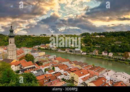 Vue sur les parapets du château sur la ville frontalière de Burghausen, en Allemagne Banque D'Images
