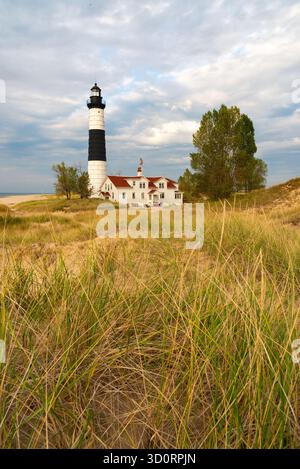Le phare historique de Big sable point, construit en 1867, avec éclairage en fin d'après-midi à Ludington, Michigan, États-Unis. Banque D'Images