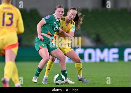 Dublin, Irlande. 24 octobre 2025. Emily Murphy (21 ans) d'Irlande a photographié un match de combat pour le ballon avec Sari Kees (2 ans) de Belgique lors d'un match de football féminin opposant les équipes nationales de la république d'Irlande et de Belgique, appelé les Red Flames pour la première étape du play-off promotion/relégation dans l'UEFA Womens Nations League 2025, le vendredi 24 octobre 2025 à Dublin, IRLANDE . Crédit : Sportpix/Alamy Live News Banque D'Images
