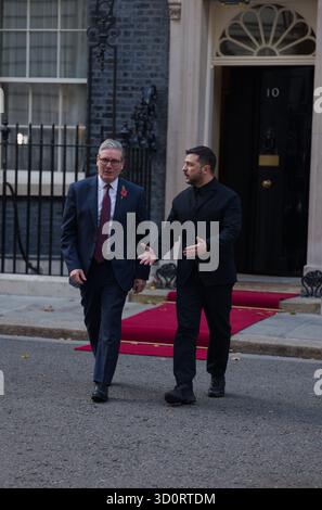 Le premier ministre britannique Keir Starmer rencontre le président ukrainien Volodymyr Zelenskyy, 10 Downing Street, Londres, 24.10. 2025 avant le sommet de la Coalition des volontaires. Banque D'Images